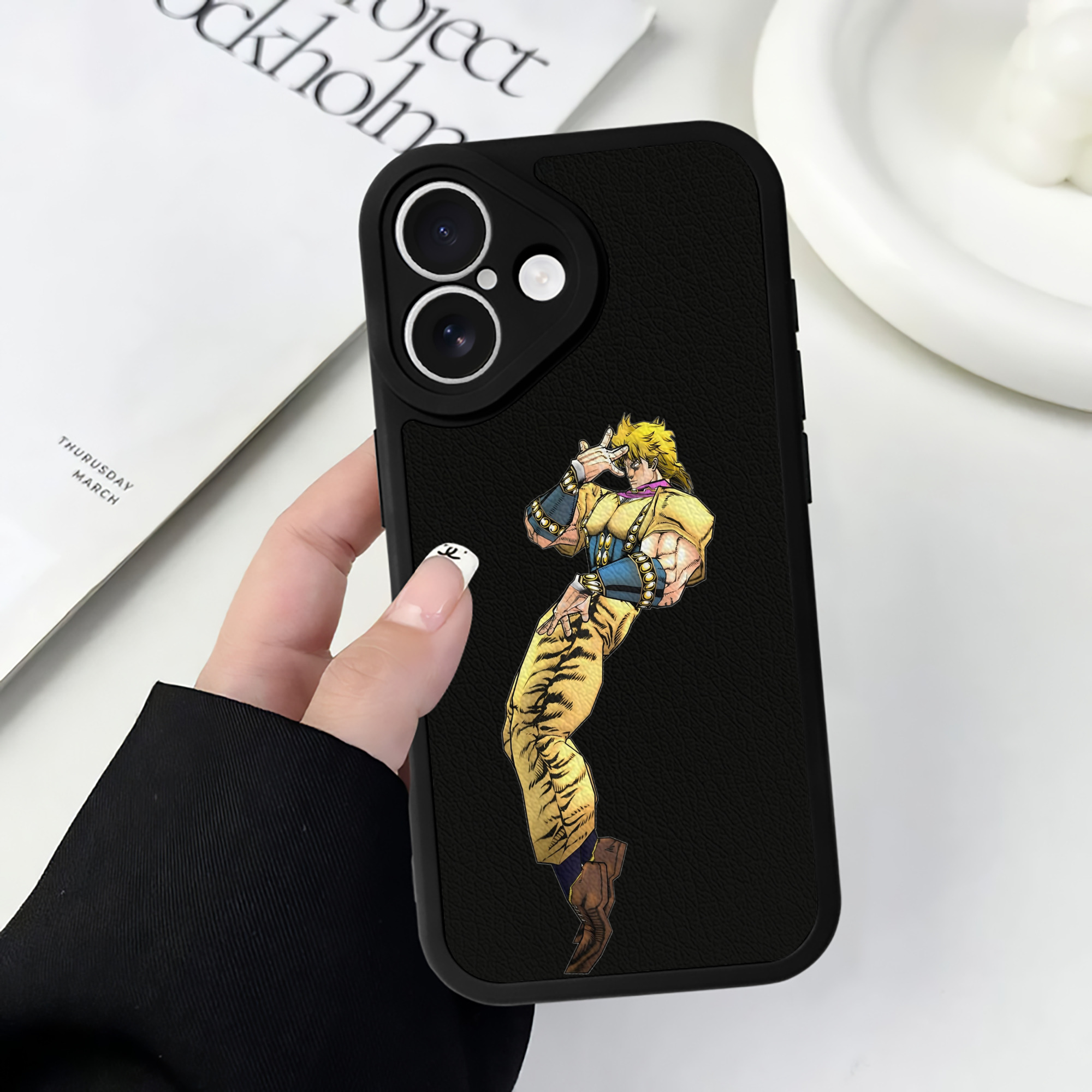 （画像用） ジョジョの奇妙な冒険 ディオ?ブランドー JoJo's Bizarre Adventure Dio Brando 【iPhone 16シリーズ対応】シリコンスマホケース（レザー調） 材質：シリコン